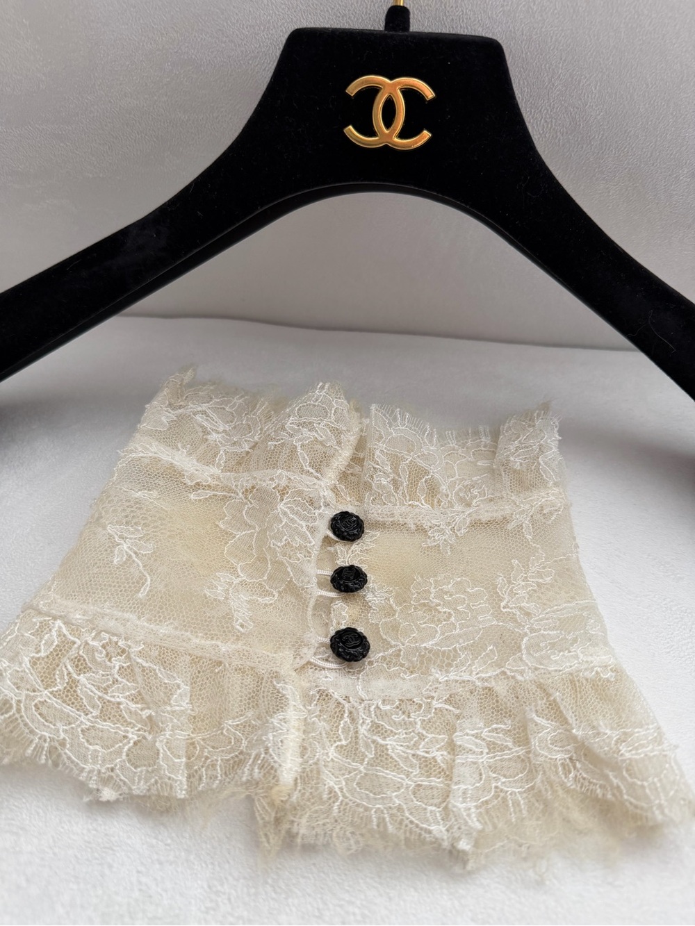 CHANEL Ivory Lace Detachable Collar with Camellia Black Buttons - Picture 3 of 8